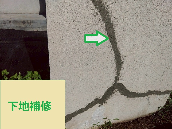 川西市で戸建ての外構の剥がれ補修と部分塗装を行う現場で下地補修