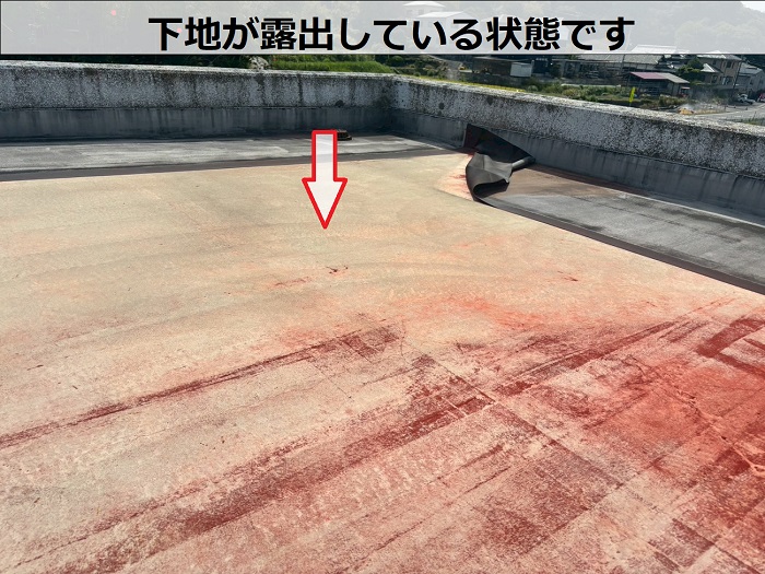 シート防水がめくれて下地が露出している様子