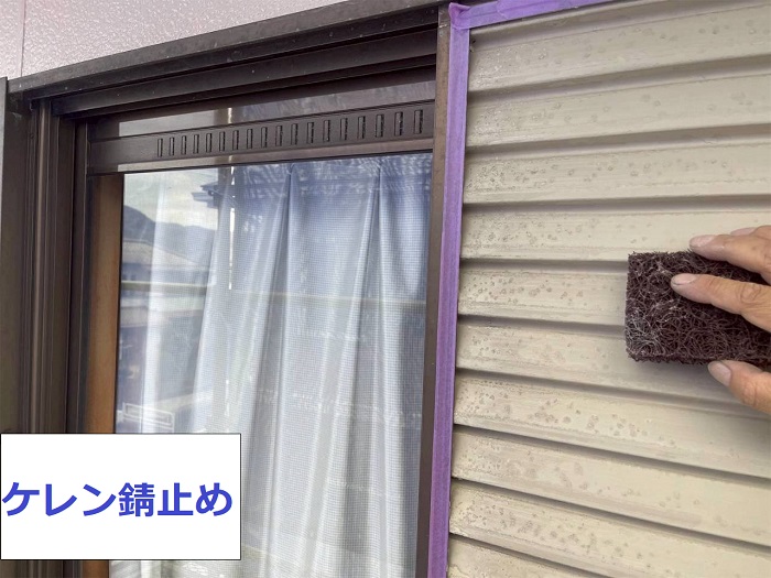 神戸市北区で日本ペイントのパーフェクトトップを用いて外装リフォームを行う現場で鉄部ケレン