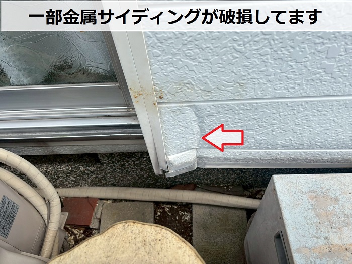 金属サイディングが変形してます