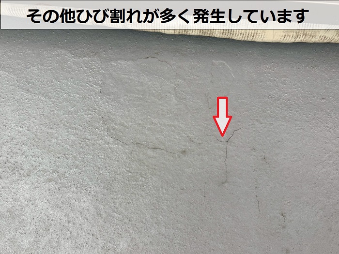 ベランダのひび割れ