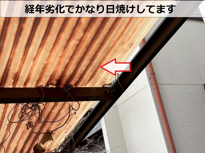 波板が日焼けしている様子