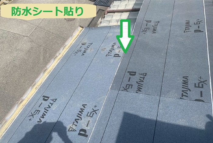 神戸市垂水区で面積17平米の下屋根釉薬瓦の葺き直し工事を行う現場で防水シート貼り