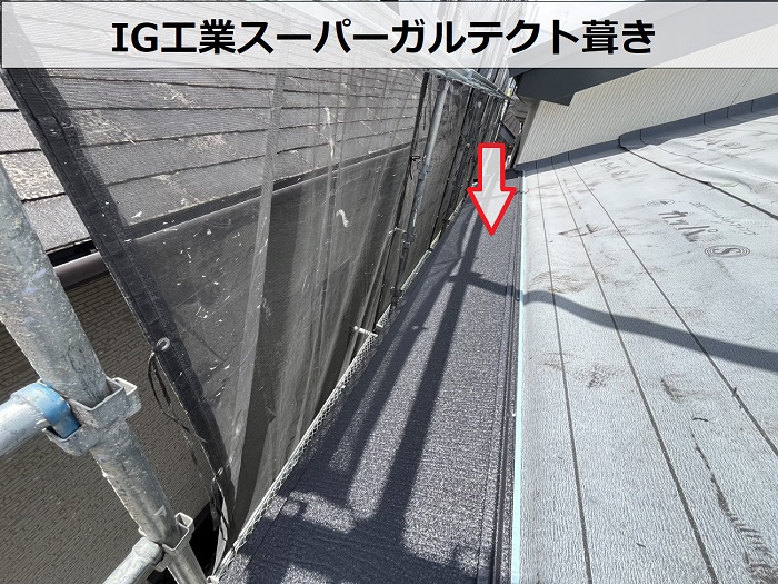 高砂市でスーパーガルテクトのシェイドブラックを用いてスレート屋根へカバー工事でスーパーガルテクト葺き