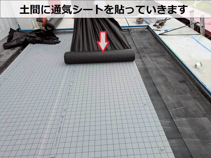 加古川市で商業施設の玄関屋根へウレタン防水を塗って雨漏り補修する現場で通気シート貼り