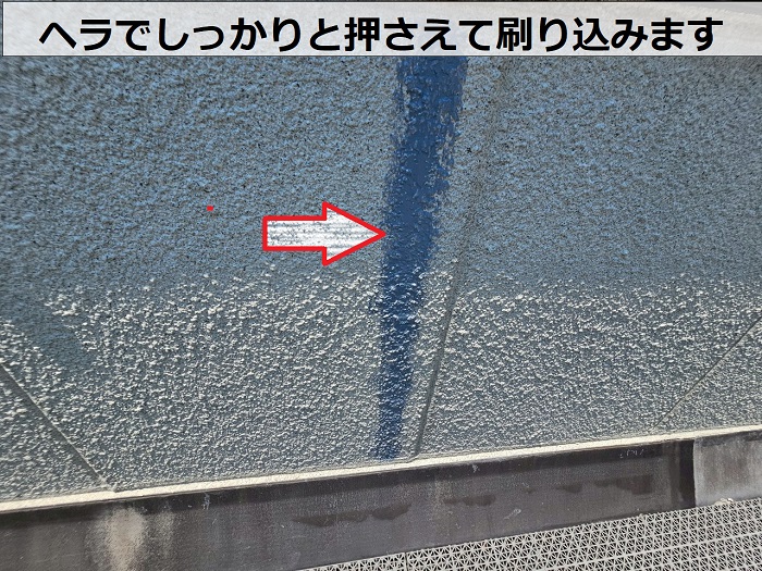 明石市でヘーベルハウス戸建ての外壁補修で2階ベランダのひび割れを改善する現場でシーリング塗布