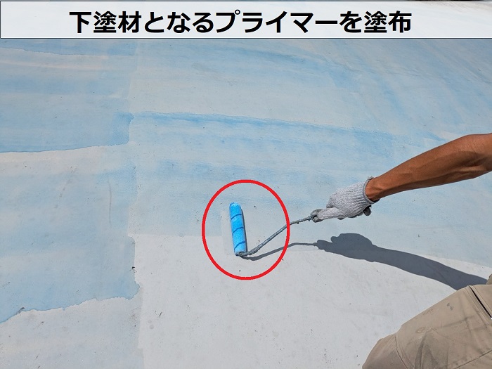 加古郡播磨町で田島オルタックエースを用いて屋上ウレタン防水工事を行う現場でプライマー塗布