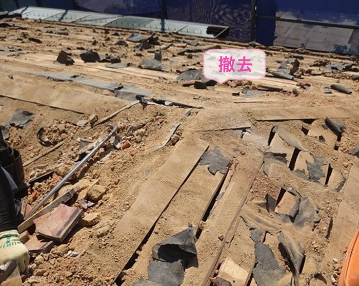 瓦屋根リフォームで既存の瓦屋根を撤去している様子