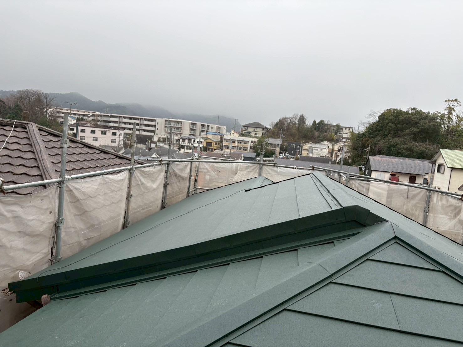 瓦屋根からスーパーガルテクトに葺き替えた後の写真