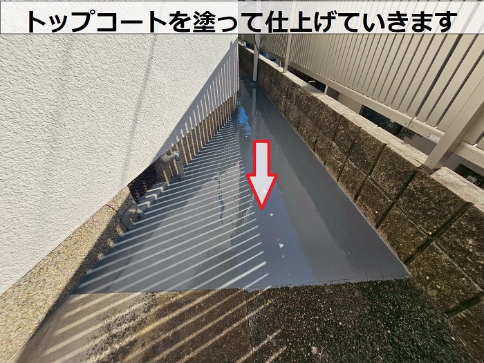 明石市で雨漏り補修として潜り車庫上に部分的な防水工事を行った現場でトップコート塗布