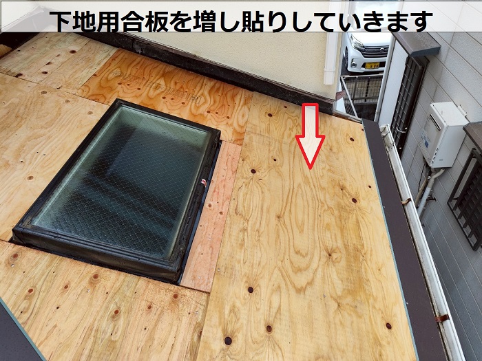 伊丹市で下屋根の洋瓦をフレンチに葺き替えて雨漏りを解決する現場で下地用合板貼り