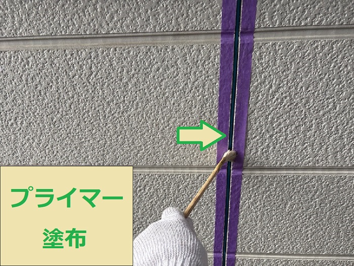 小野市で外壁窯業サイディングの目地建具廻りのシーリングを打ち替える現場でプライマー塗布