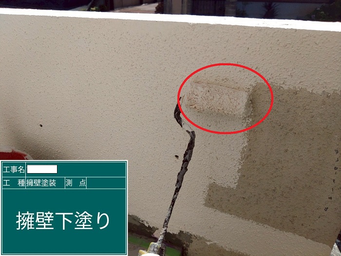 川西市で汚れや剥がれが発生している擁壁の塗装工事で下塗り