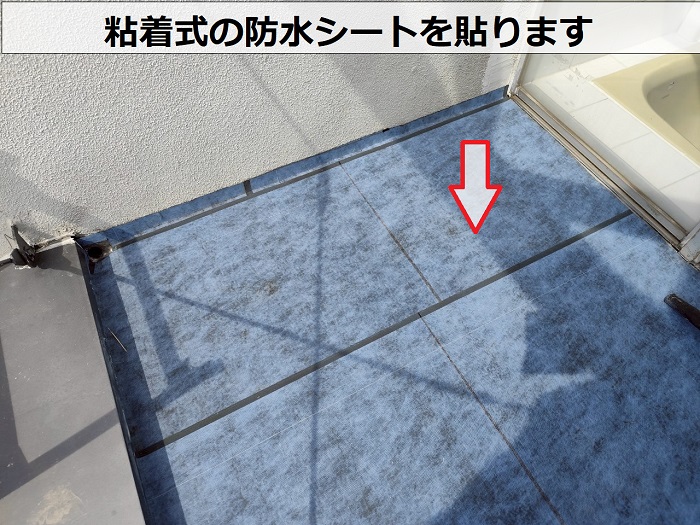 宝塚市で2階バスコートからの雨漏り修理として防水ではなくガルバリウム鋼板を使用する現場で粘着式の防水シート貼り
