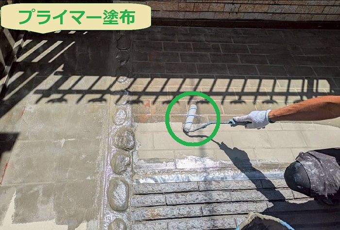 宝塚市で玄関前の土間のリフォームを行う現場でプライマー塗布
