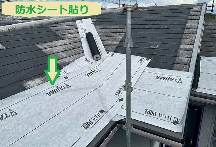 小野市でスーパーガルテクトを用いて屋根断熱工事を行う現場で防水シート貼り