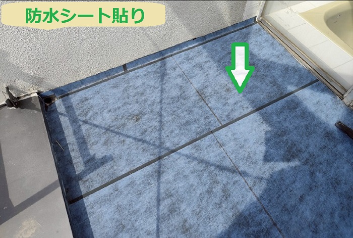 宝塚市で1階への雨漏り補修として板金工事と磁器タイルマット貼りを行う現場で防水シート貼り