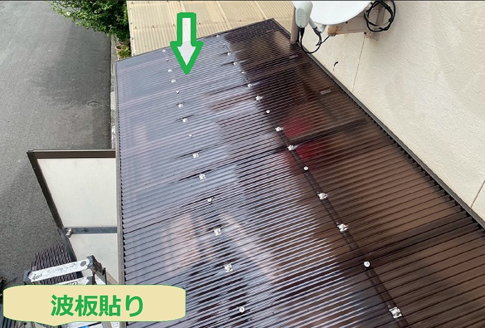 明石市で熱変形により物置屋根の波板をポリカ波板へ交換する現場で波板貼り