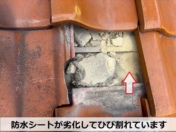 劣化した屋根の防水シート