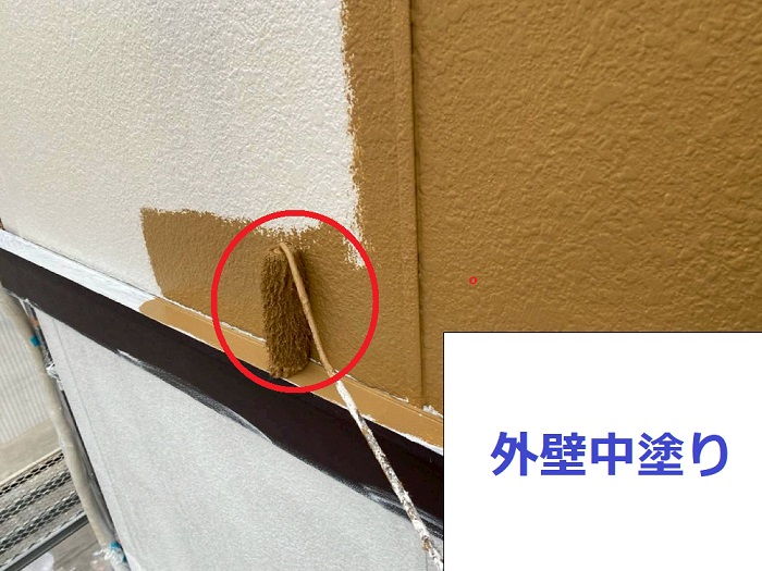 西脇市でアパートの外壁塗装工事を行った現場で中塗り