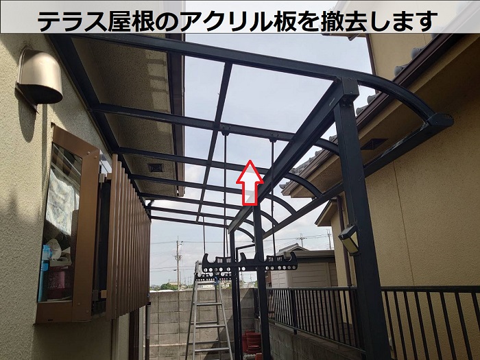 加古郡播磨町でテラス屋根のアクリル板をポリカーポネードへ交換で屋根材撤去