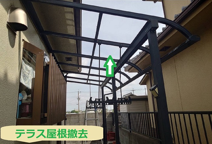 加古郡播磨町でテラス屋根R型９㎡の屋根をポリカーポネードへ交換する現場でテラス屋根撤去