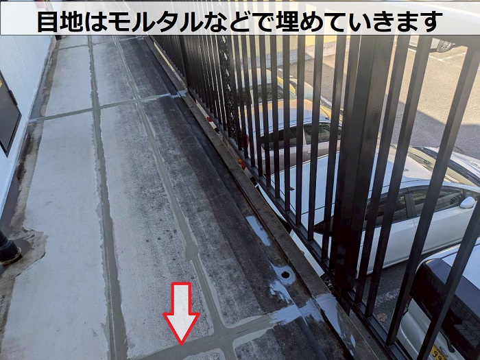 神戸市垂水区で2階建てアパートの共用廊下に長尺シートを貼った現場で下地処理