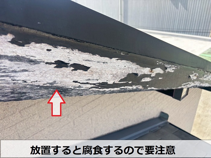 劣化した破風板