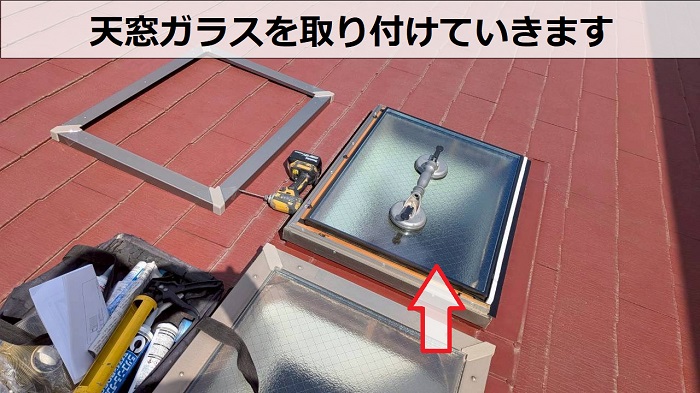 姫路市で割れた天窓ガラス交換工事としてＡＧＣ製　網入り板ガラスを取り付け