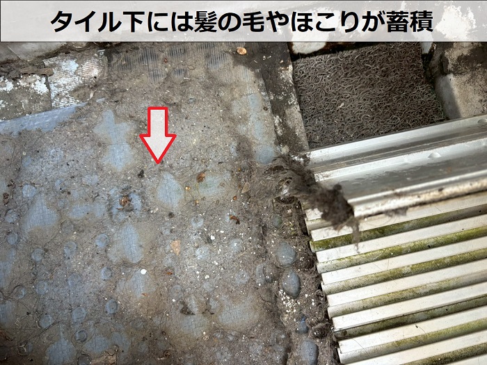 ベランダに蓄積するホコリ
