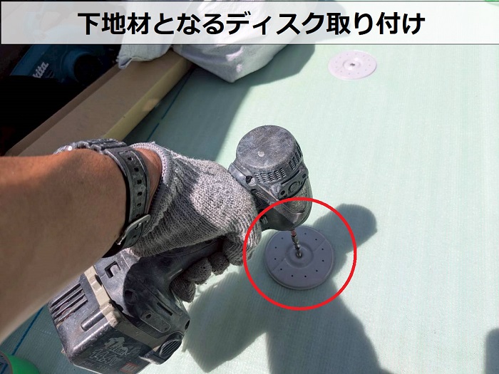 パナホーム戸建てのベランダ防水改修工事で塩ビシートを貼り替えでディスク取り付け