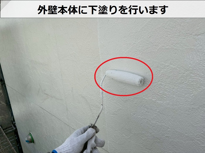 西宮市で日本ペイントのラジカル制御塗料パーフェクトトップで外壁塗り替えを行なう現場で外壁下塗