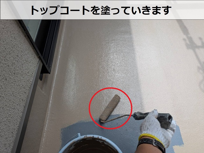 神戸市須磨区でバルコニー床の塗り替えとしてＦＲＰ防水の簡易メンテナンスを行う現場でトップコート塗布