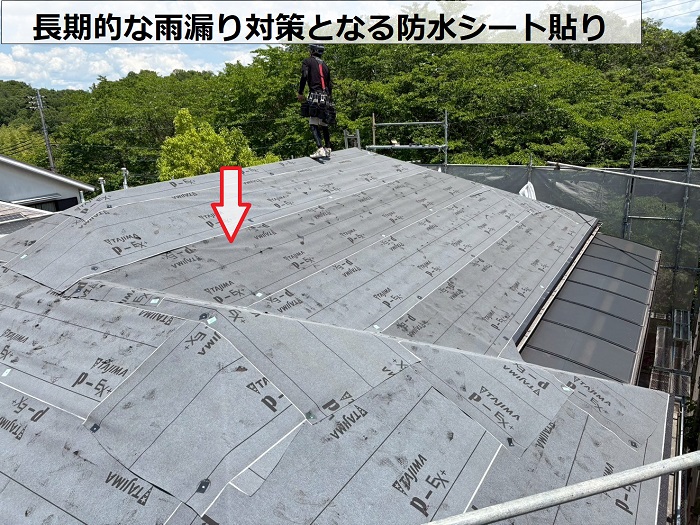 たつの市でアスベスト屋根材へのカバー工事でスーパーガルテクトを葺く現場で防水シート貼り