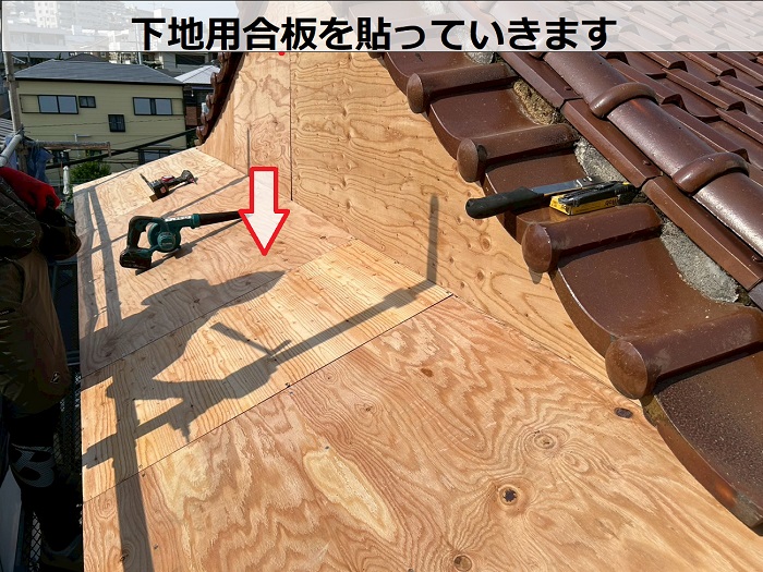 下地用合板を貼っている様子
