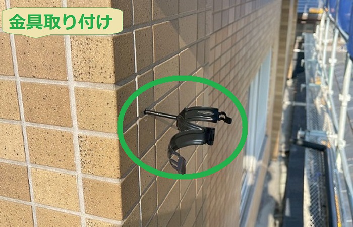 加古郡播磨町で長さ２４ｍの雨水配管交換を行う現場で固定金具取り付け