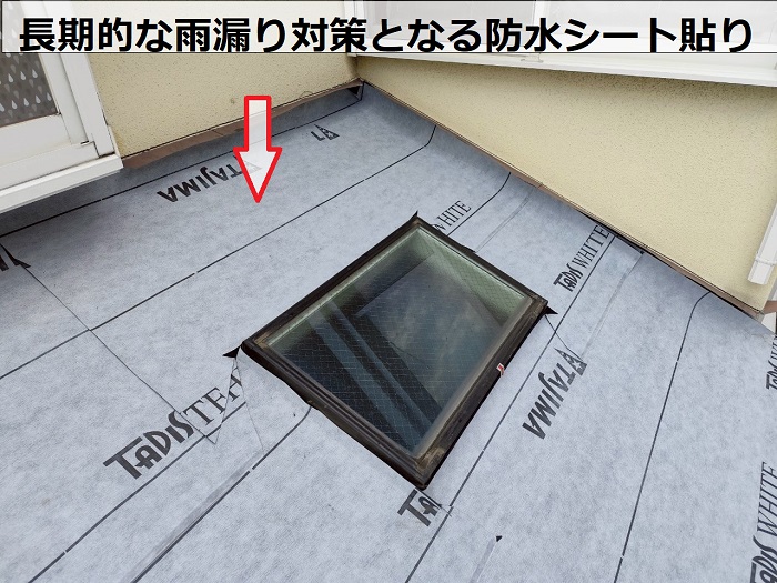 伊丹市で下屋根の洋瓦をフレンチに葺き替えて雨漏りを解決する現場で防水シート貼り