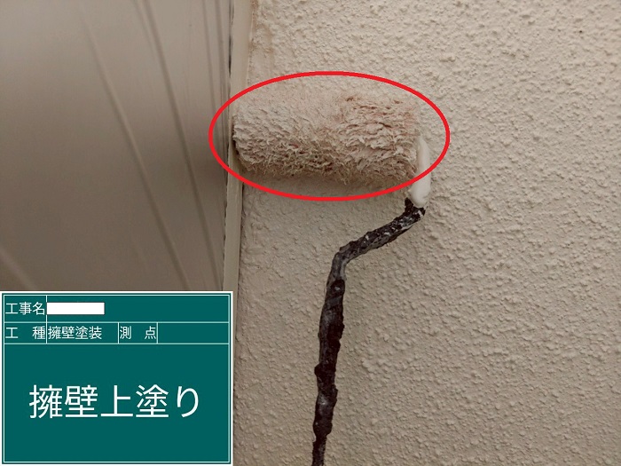 川西市で汚れや剥がれが発生している擁壁の塗装工事で上塗り