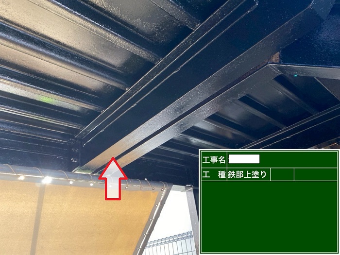 小野市のテナントで鉄骨階段の部分塗装工事で上塗り