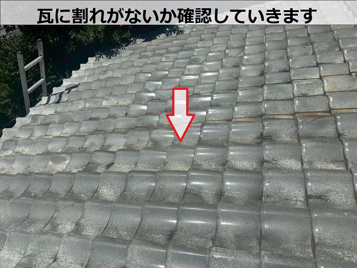 瓦の割れを調査している様子