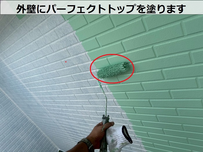 神戸市西区で戸建ての外装リフォームとして日本ペイントのパーフェクトトップを使用した現場で中塗り