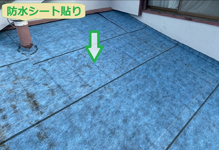 尼崎市で縦葺き屋根材の貼り替えを行う現場で防水シート貼り