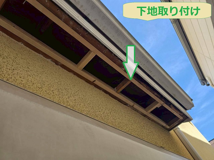伊丹市で軒天修理としてケイカル板貼り替えと部分塗装を行う現場で下地取り付け