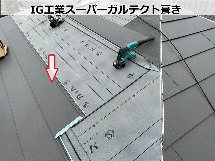 三木市で屋根断熱工事として戸建ての屋根カバー工法を行った現場でスーパーガルテクト葺き