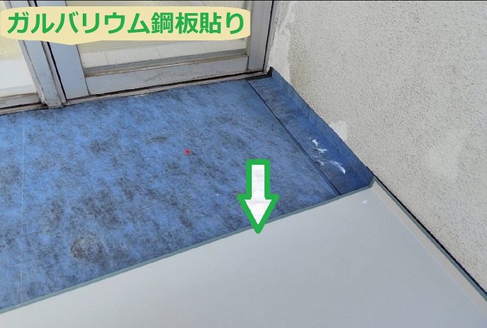 宝塚市で1階への雨漏り補修として板金工事と磁器タイルマット貼りを行う現場でガルバリウム鋼板貼り
