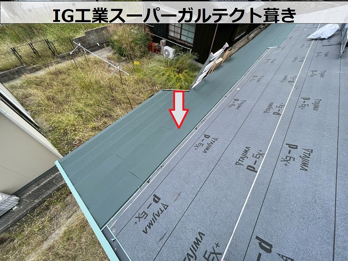 淡路市で平屋の切妻スレート屋根へカバー工事を行った現場でスーパーガルテクト葺き