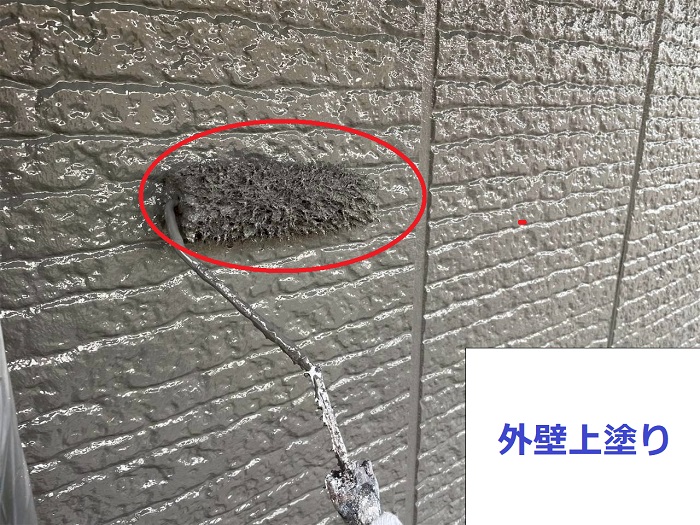 三木市で大和ハウス戸建ての外壁塗り替えで日本ペイントのラジカル制御を使用する現場で上塗り