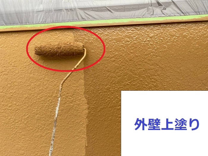 西脇市でアパートの外壁塗装工事を行った現場で上塗り