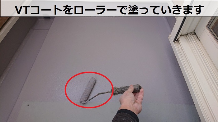 神戸市東灘区でベランダのＦＲＰ防水のメンテナンスを行う現場でトップコート塗布