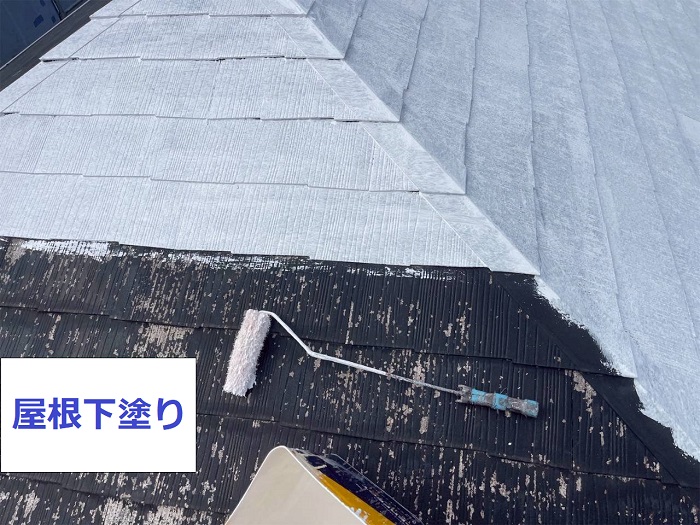 神戸市北区で色褪せたスレート屋根へ遮熱塗料で塗装で下塗り
